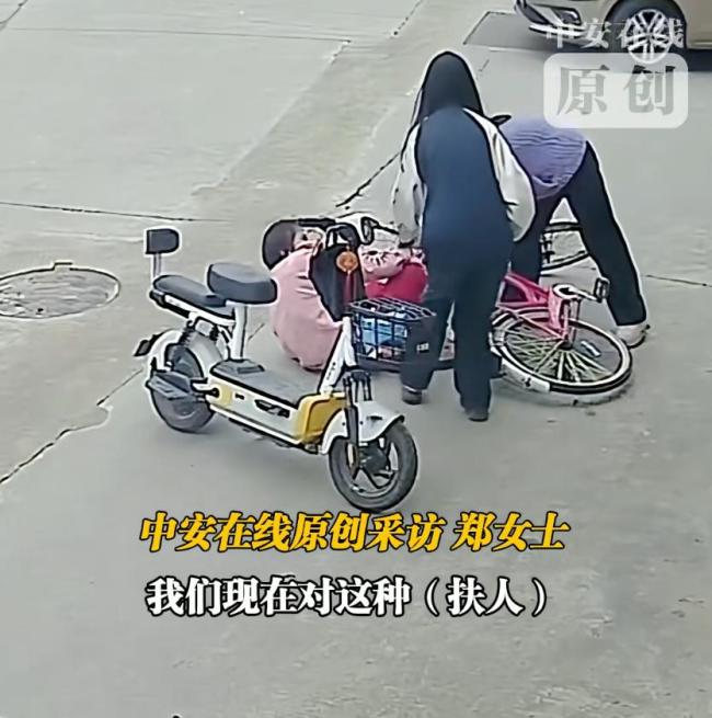 两初中女生扶摔倒女子被索赔22万 善良的代价