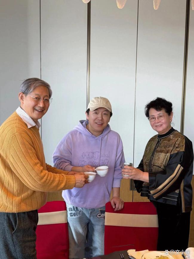 黄渤给岳父母拜年 妻子罕见出镜 家宴温情满满