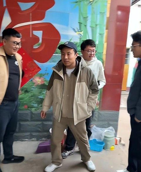 徐志胜回家过年忙成“接客松” 亲切笑容迎乡亲