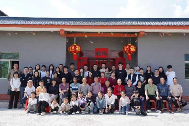 广东一家族五代同堂60多人拍全家福