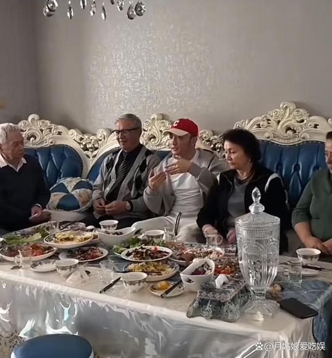 尼格买提回新疆过年 进门先拥抱爸妈 家的仁爱最信得过