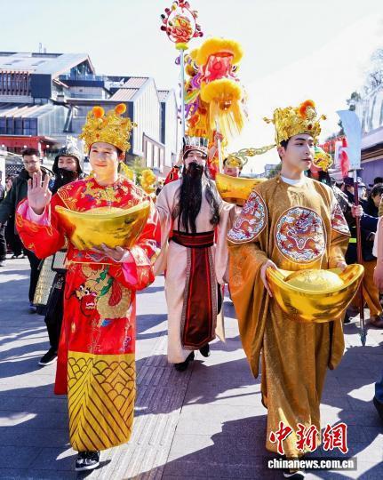 初五杭州清河坊“财神”巡游闹新春