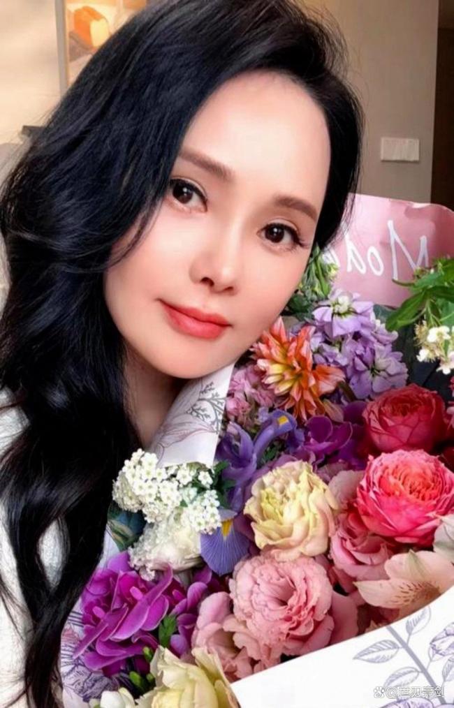 秦昊伊能静回沈阳过年 牵手逛吃 工作与家庭的平衡之道