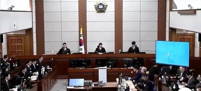 尹锡悦从挥刀朴槿惠变为被刀“毒龙” 正义斗士的反噬