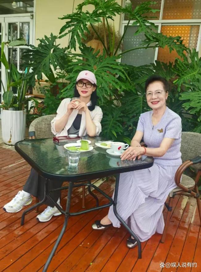 陈数晒全家福迎财神 温馨七口同框