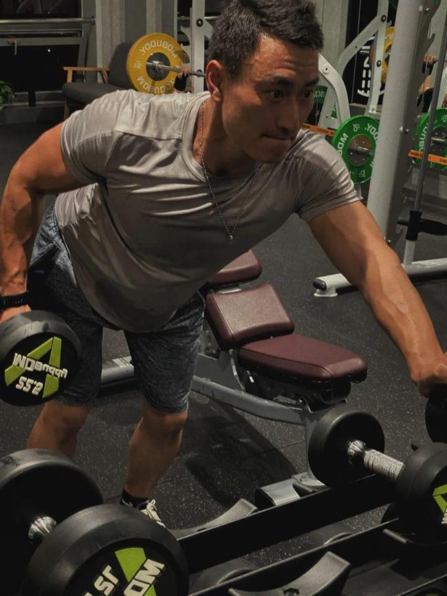 撞脸吴京 杭州地铁这位赵Sir火了 春运日常引关注