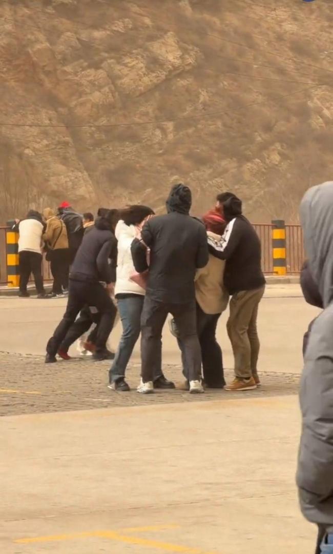 大同遭遇沙尘天气 游客直接被吹倒 多景区紧急闭园