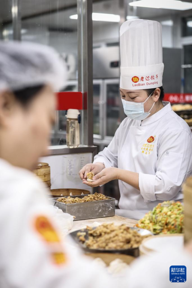 “破五”吃福饺 热气衬年味 老边饺子迎客忙