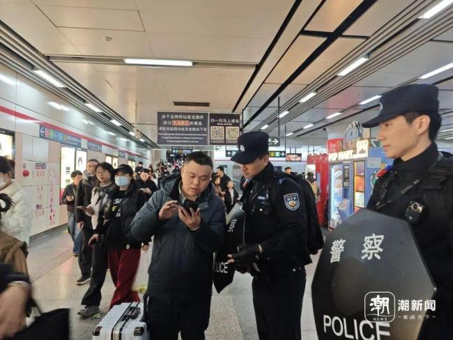 撞脸吴京 杭州地铁这位赵Sir火了 春运日常引关注