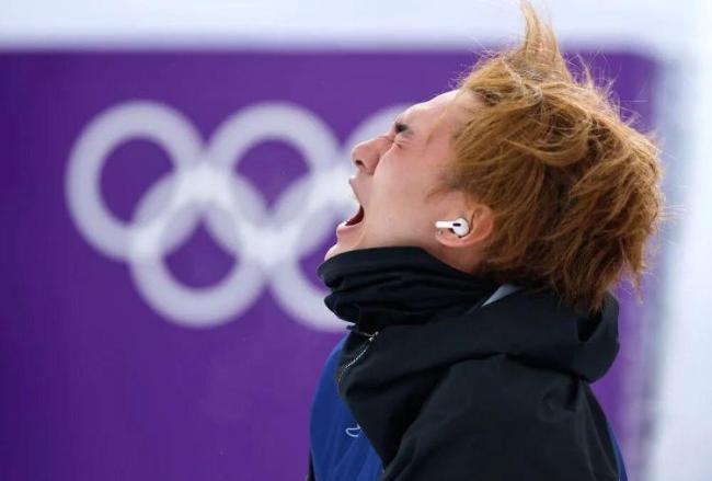 滑雪比赛为啥非得带手机 通讯与音乐的必需品