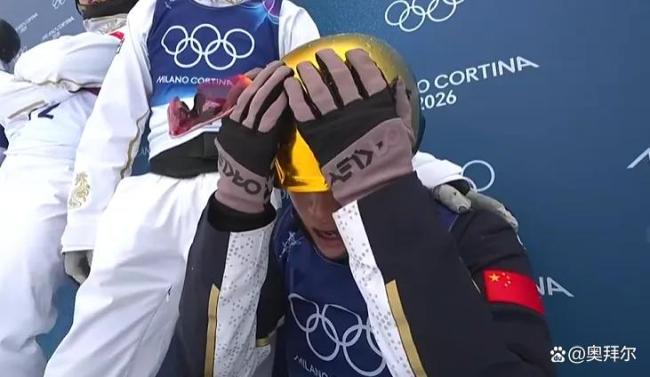 李天马重摔掩面哭泣 徐梦桃拥抱安慰