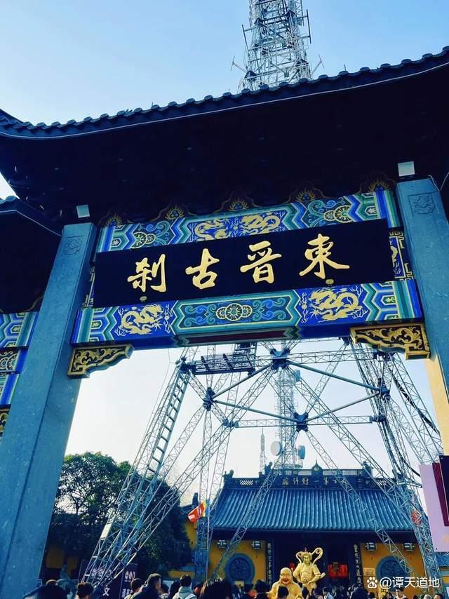 “天下第一財(cái)神廟”被游客擠爆 年輕人求財(cái)運(yùn)新潮流