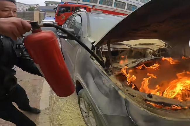 杭州街头灭火的摩托小伙找到了 英勇行为获全网点赞