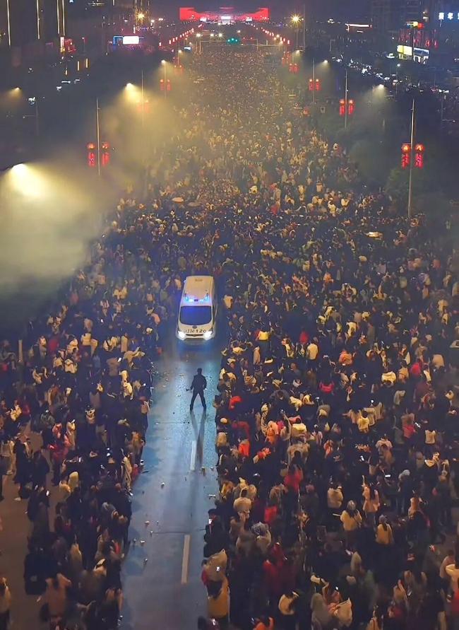 浏阳烟花大会数万游客为救护车让道 温暖人心一幕