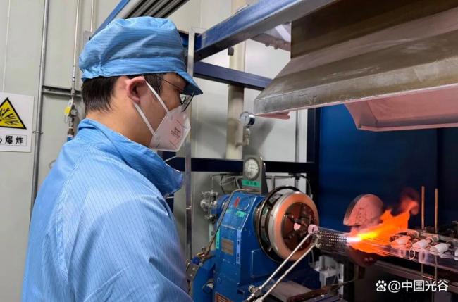 光谷重点企业春节不停工忙生产 实干书写“敬业福”