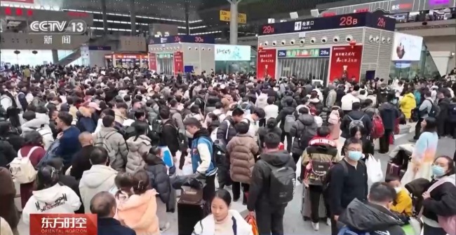 “极速换乘” 车站引导员暖心守护旅客出行