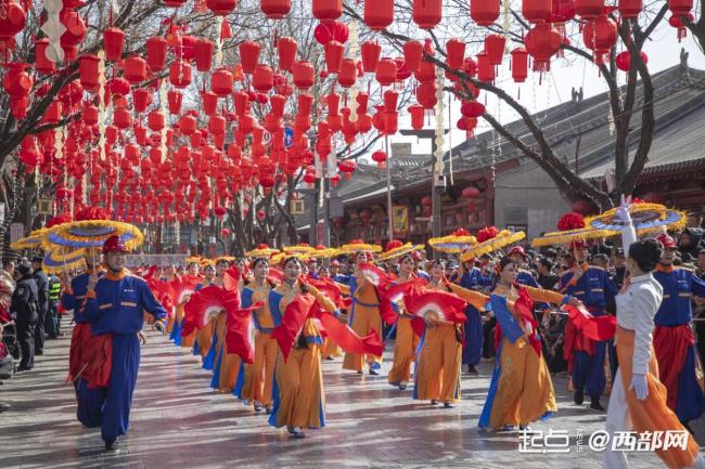 “陜北榆林過大年”秧歌展演 古城歡騰迎新春