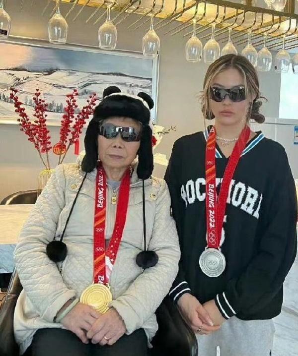 谷爱凌夺冠后得知奶奶离世 勇敢追梦实现奶奶遗愿