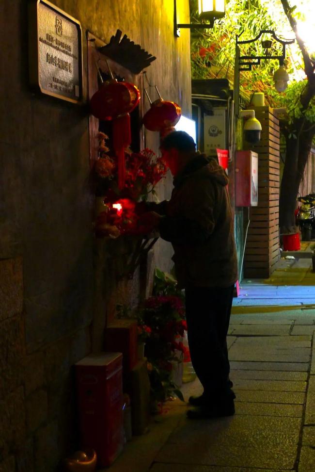 年轻人拜财神新形式：AI画符电子上香 心诚则灵科技赋能