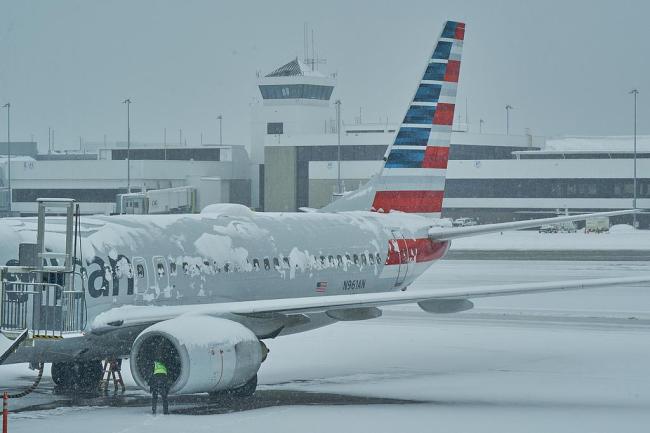 美数千架次航班受冬季风暴影响被取消