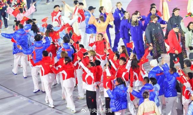 中国红闪耀米兰冬奥闭幕式