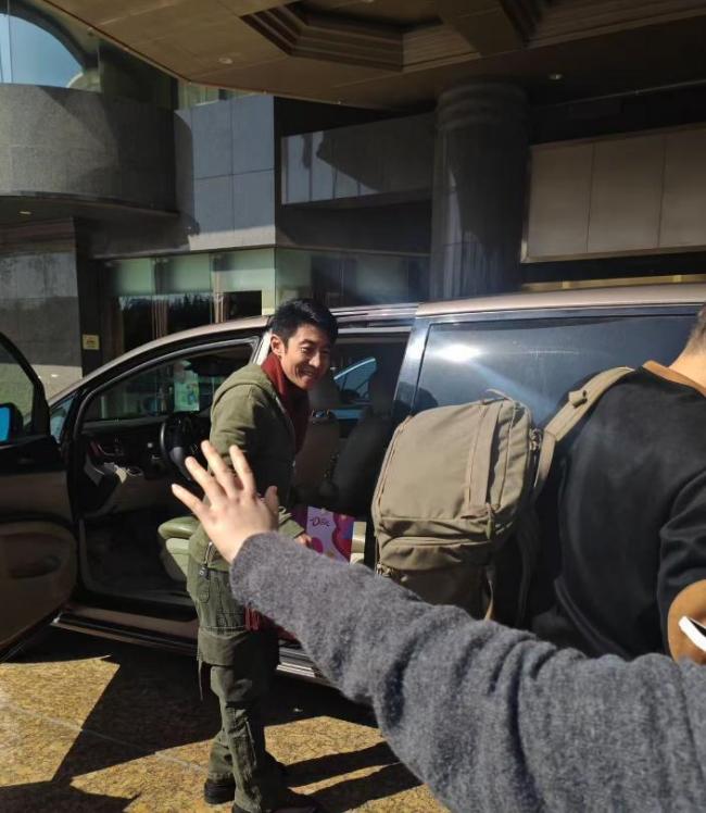 撒贝宁与妻儿回武汉住旅店 家庭琐事背后的温馨时光