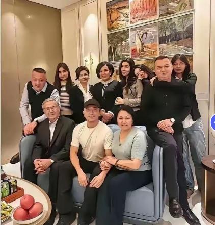 尼格买提晒家宴 8个菜莫得一派绿叶 硬核碳水盛宴