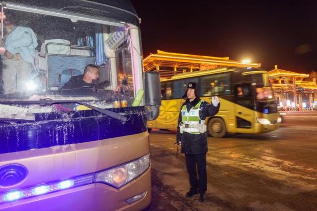 哈尔滨公安接力护航滞留车辆平安返城 雪中警温暖归途