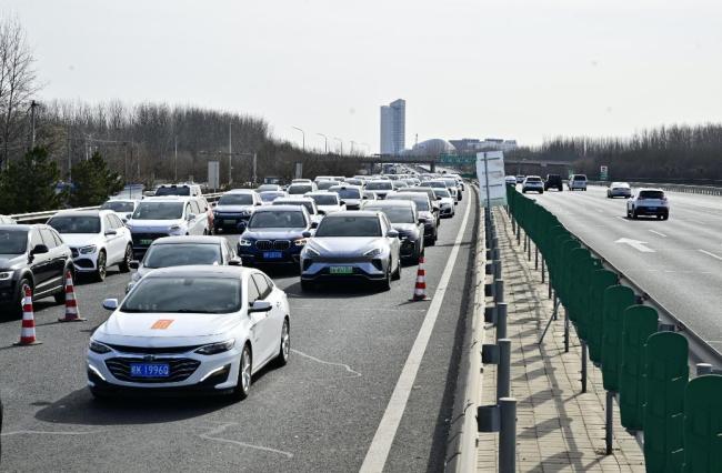 近6万辆车抵京 通州交警全力保障畅通 应对返程高峰