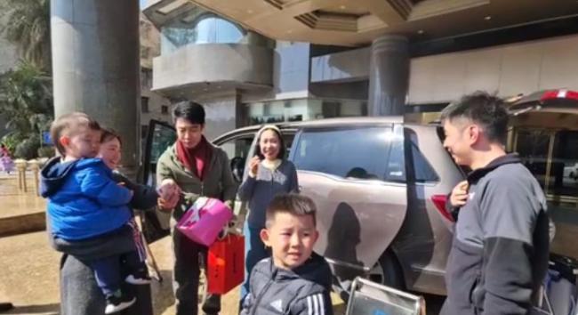 撒贝宁与妻儿回武汉住旅店 家庭琐事背后的温馨时光