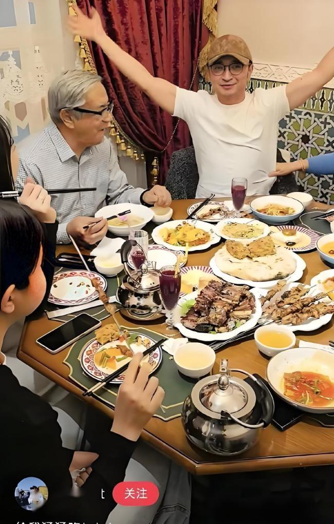 尼格买提晒家宴 8个菜莫得一派绿叶 硬核碳水盛宴