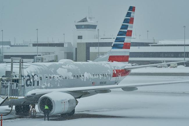 受冬季风暴影响 美国数千架次航班被取消