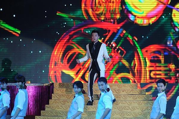 36年春晚“常青树”杀疯了！蔡国庆连上三台春晚，跨界小品吕布出圈 万能艺东说念主再创光芒