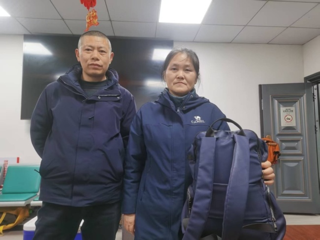 女子现金遗落公交众人帮寻回 春节里的暖心接力