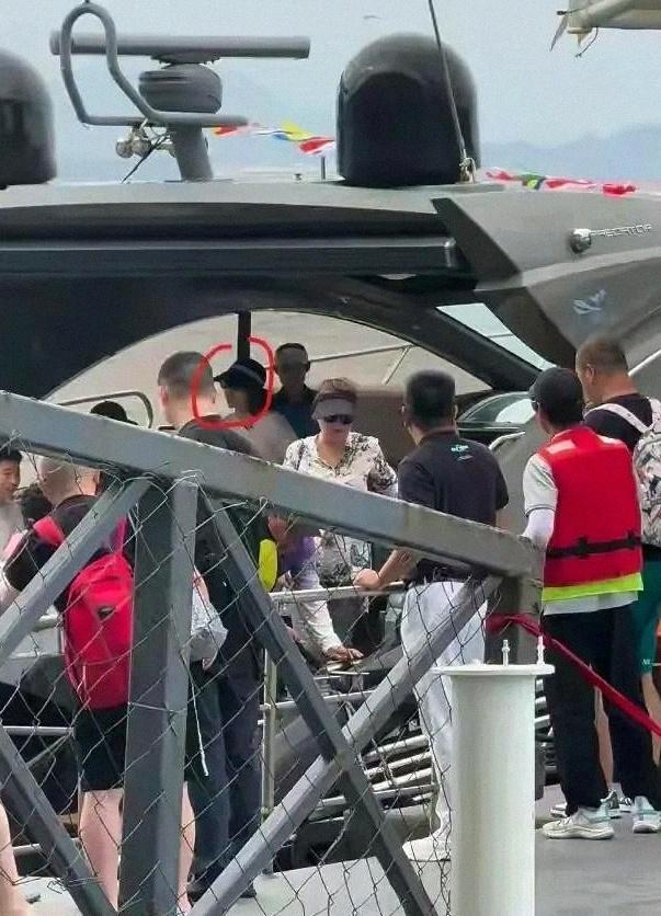 三亚偶遇章子怡一家 温馨家眷团建