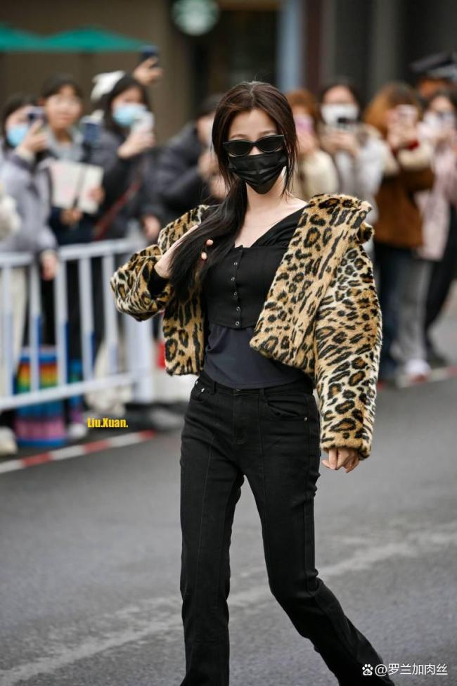 虞书欣豹纹装 甜酷风尽显青春元气
