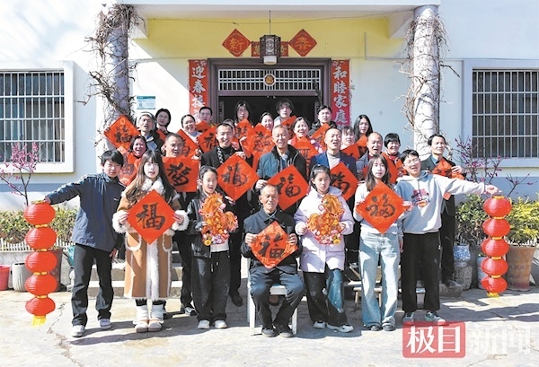 95岁抗战老兵四世同堂登岛过大年