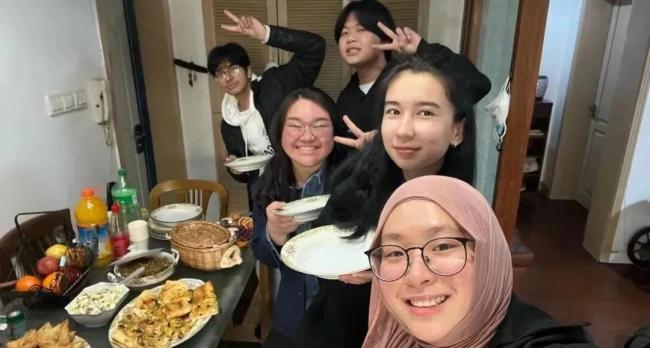 印尼留学生带15包中国方便面回家 年味与友谊共融