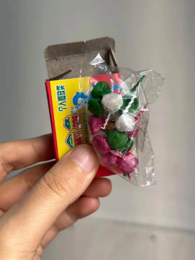 把摔炮当糖入口爆炸 安全隐患引热议