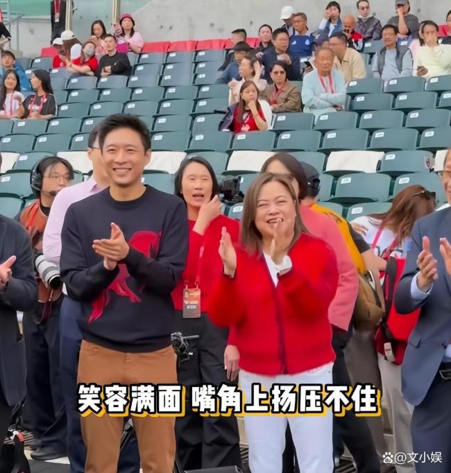 霍启山娜然被传恋情后首现身,两东谈主旅游后双双返港,甘好意思氛围藏不住 幸福溢出屏幕