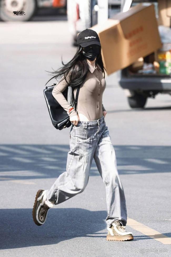 虞书欣辣妹连体衣 展现自信魔力