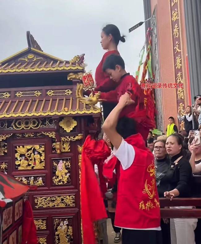 妈祖被换女孩三天涨粉几十万 风波引发热议