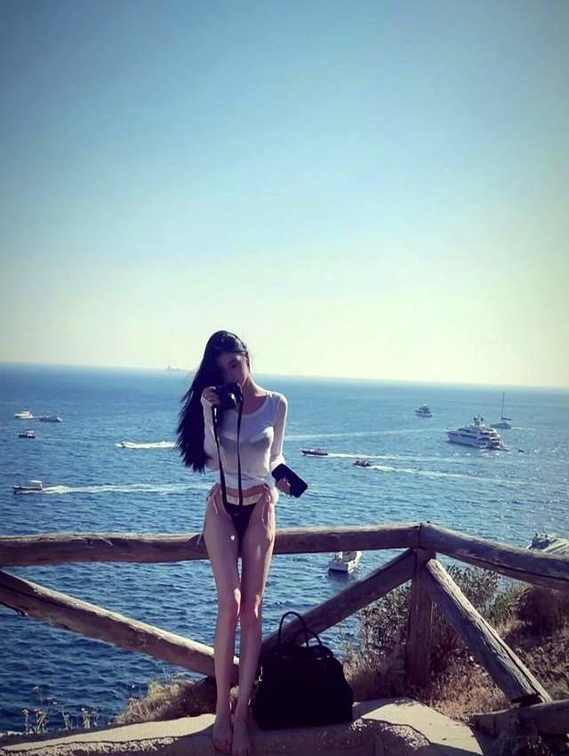 易梦玲晒比基尼照 顶级视觉资产展示