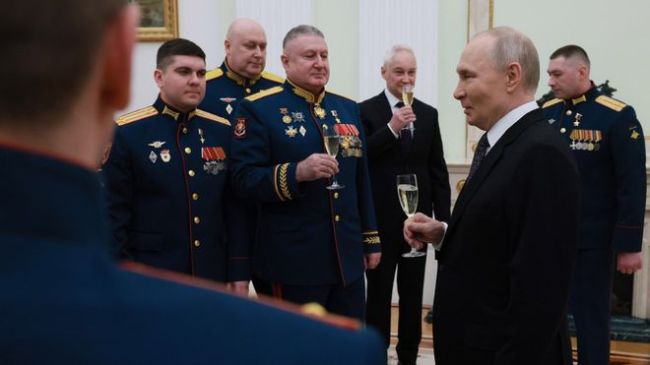 普京在“祖国保卫者日”现身莫斯科红场 核威慑与授勋并行