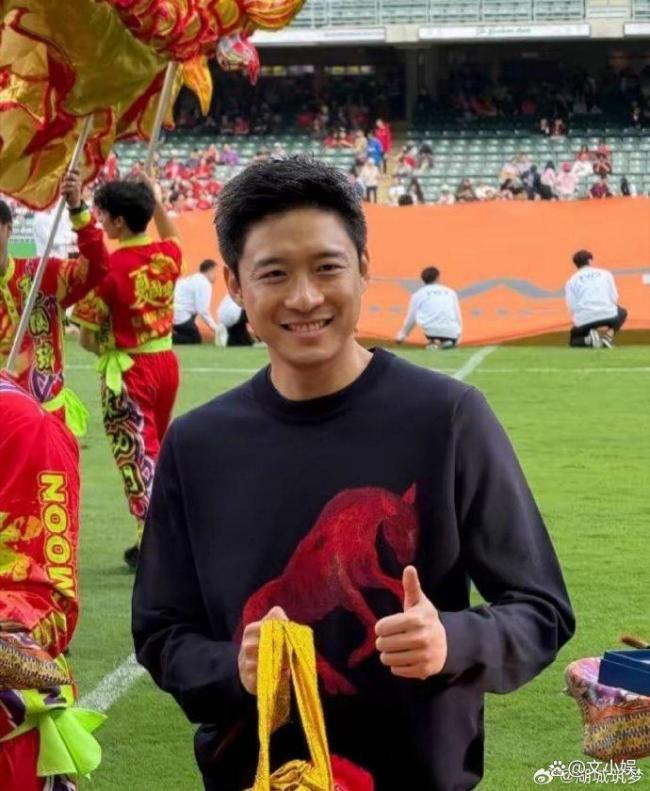 霍启山娜然被传恋情后首现身,两东谈主旅游后双双返港,甘好意思氛围藏不住