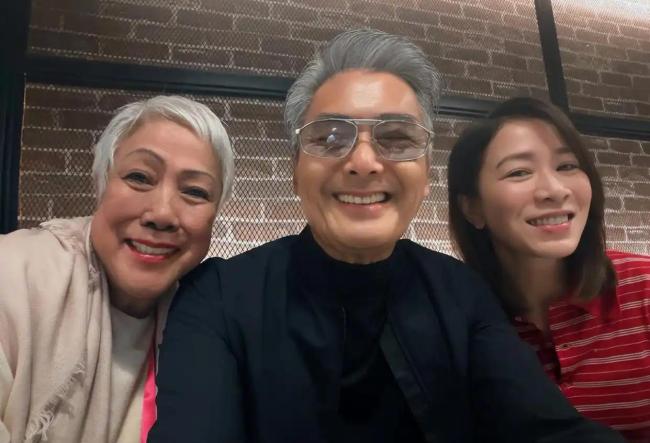 佘诗曼追星周润发得胜，笑得全程合不拢嘴，黄宗泽吴卓羲也在 港圈情愫再现