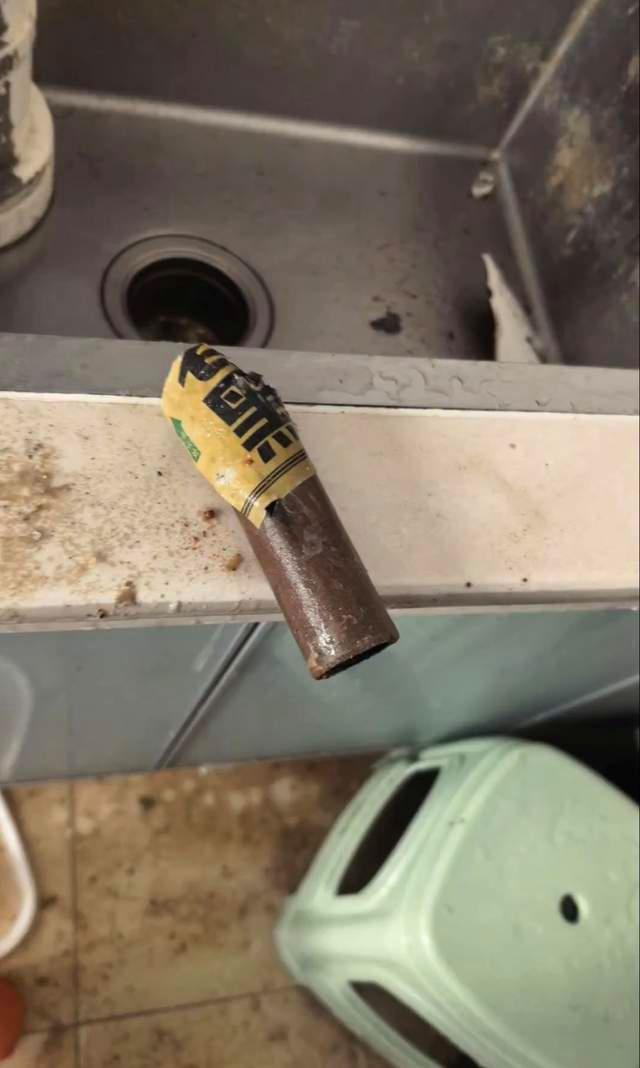 住户回家发现厨房下水管被炸 疑似炮仗所致