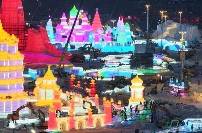 哈尔滨冰雪大世界提前闭园 暖冬下的无奈抉择