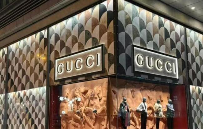 连跌30个月！降价、裁员、拟关店100家，又一奢品巨头卖不动了？ 百年品牌陷入困境