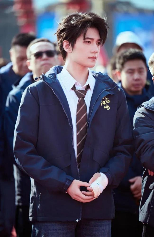 杨洋发文回应:骨折是一个意外